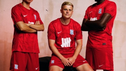 博主：伯明翰发布新赛季第三球衣，与津门虎主场球衣同一模版