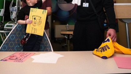 Kaiyun Sports-💛💜湖人在UCLA健康中心举行社区活动 詹东里与病患亲密互动