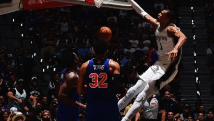 Kaiyun Sports-单节12分！NBA官方分享文班亚马单臂暴力虐框的扣篮瞬间